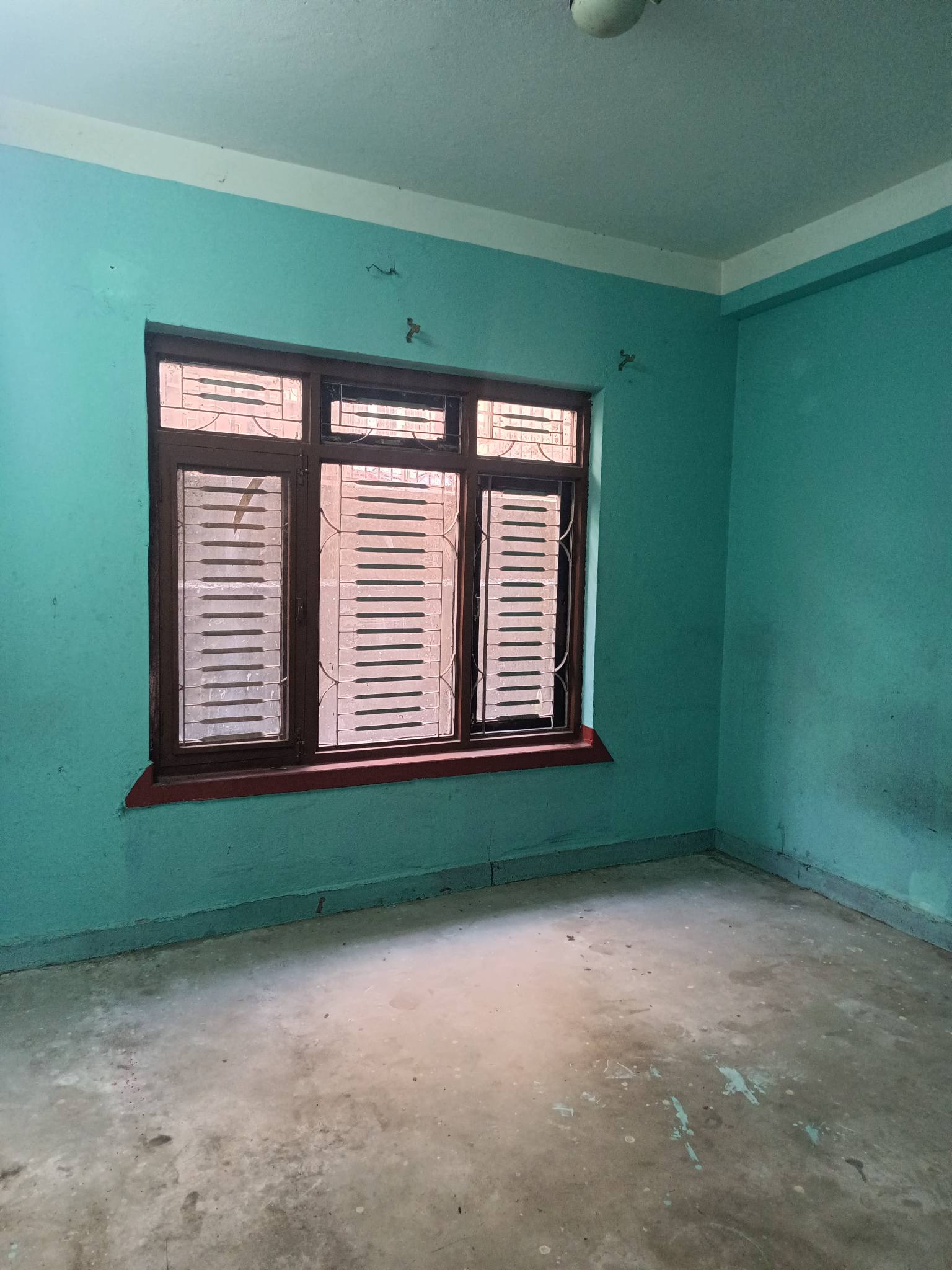 A flat with 3 rooms available in Manamaiju Behind Mansingh school.
